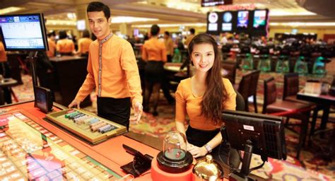 resorts world manila casino dealer qualifications
